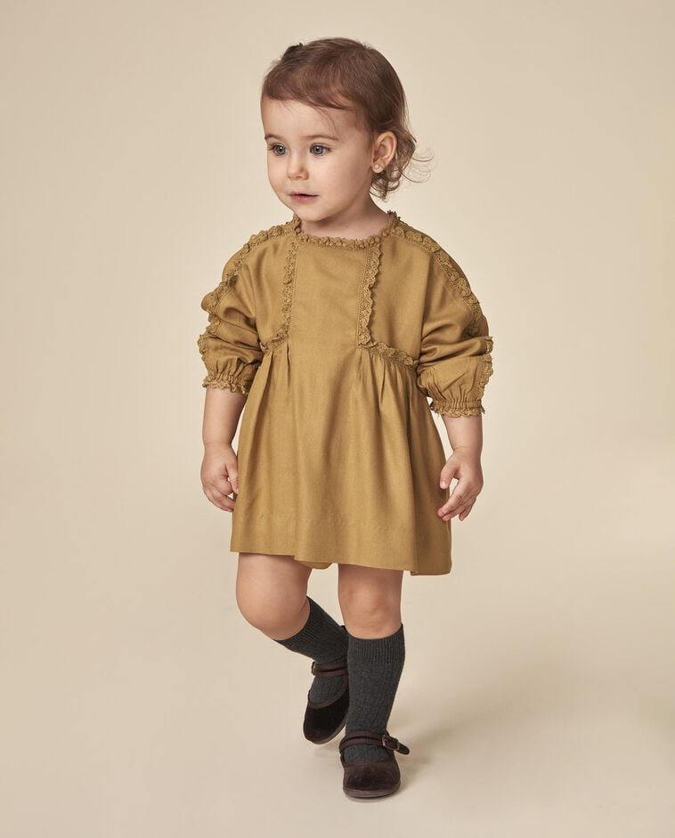 Gelbes Kleid mit bestickten Tr&auml;gern Baby