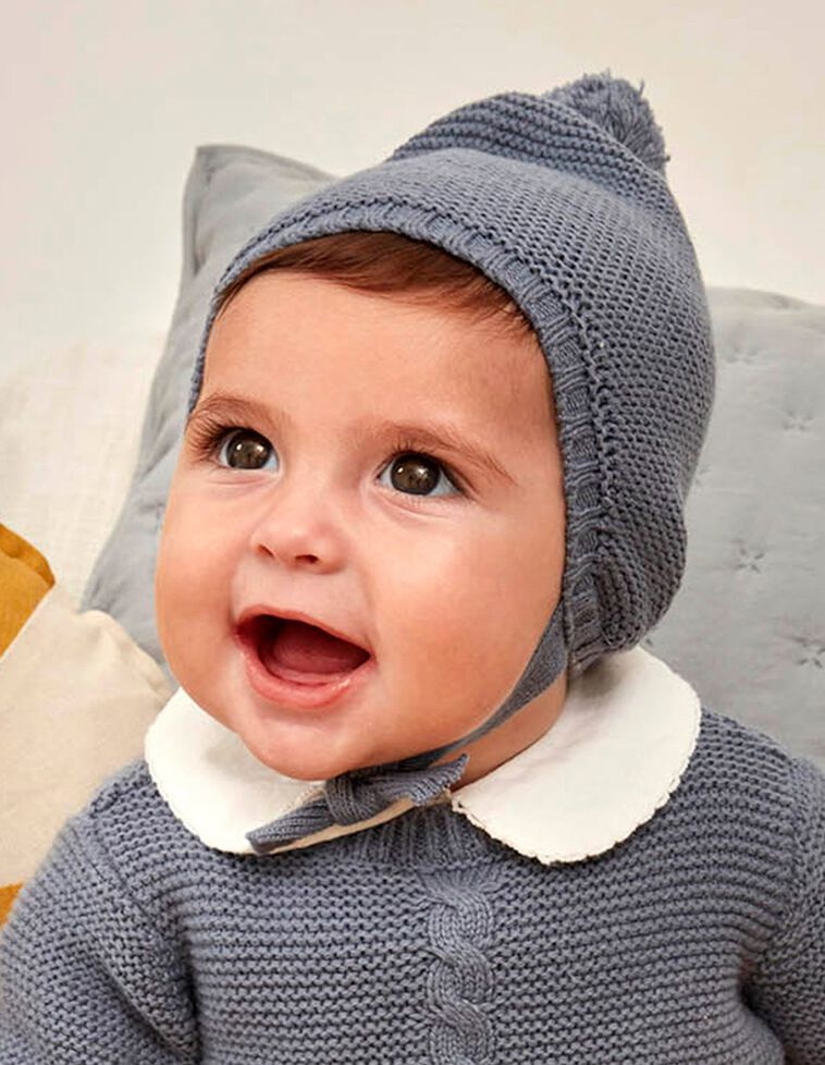 Bonnet en tricot avec pompon bleu