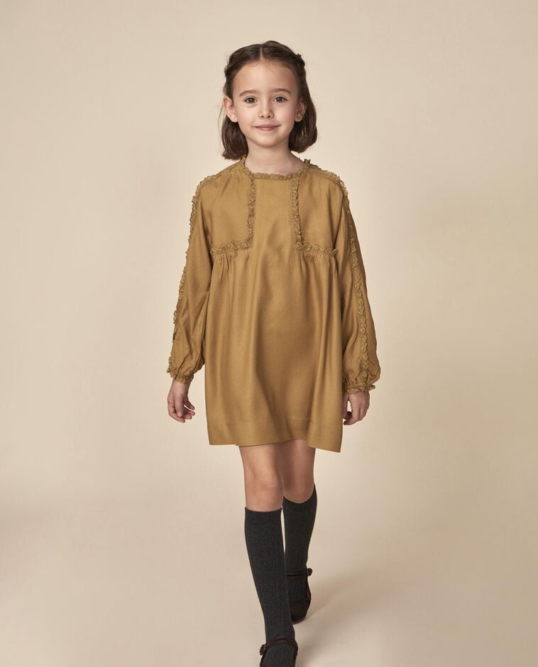 Vestido amarelo com al&ccedil;as bordadas menina