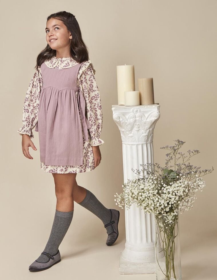 Robe à fleurs avec tablier violet