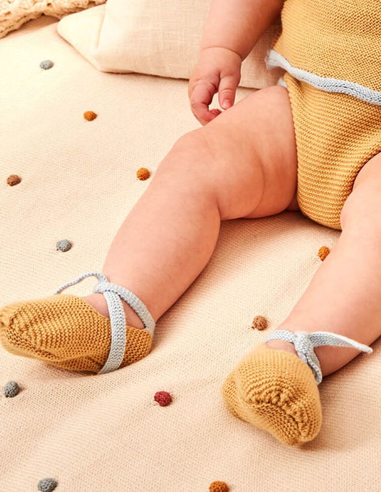 Gelbe Babystiefel mit kontrastierenden Details