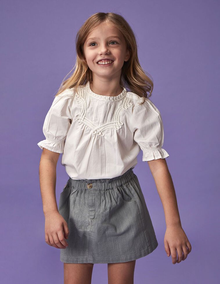 Blouse blanche avec détail de cordon