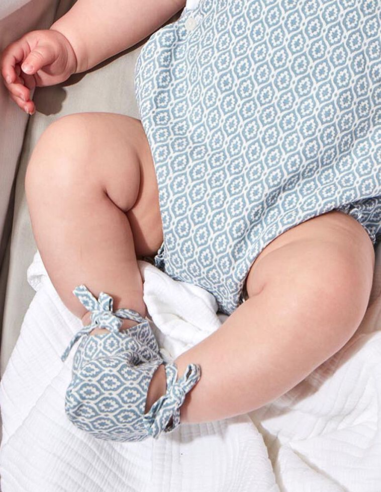 Babiestiefelchen mit Aufdruck in Hellblau