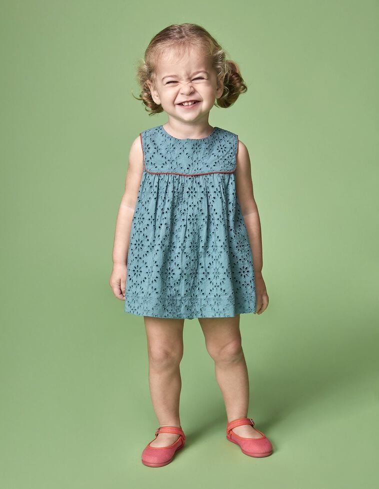 Robe ajourée contrastée bleu clair