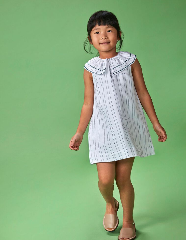 Vestido com padrão de riscas, gola grande  petróleo com bordado na gola