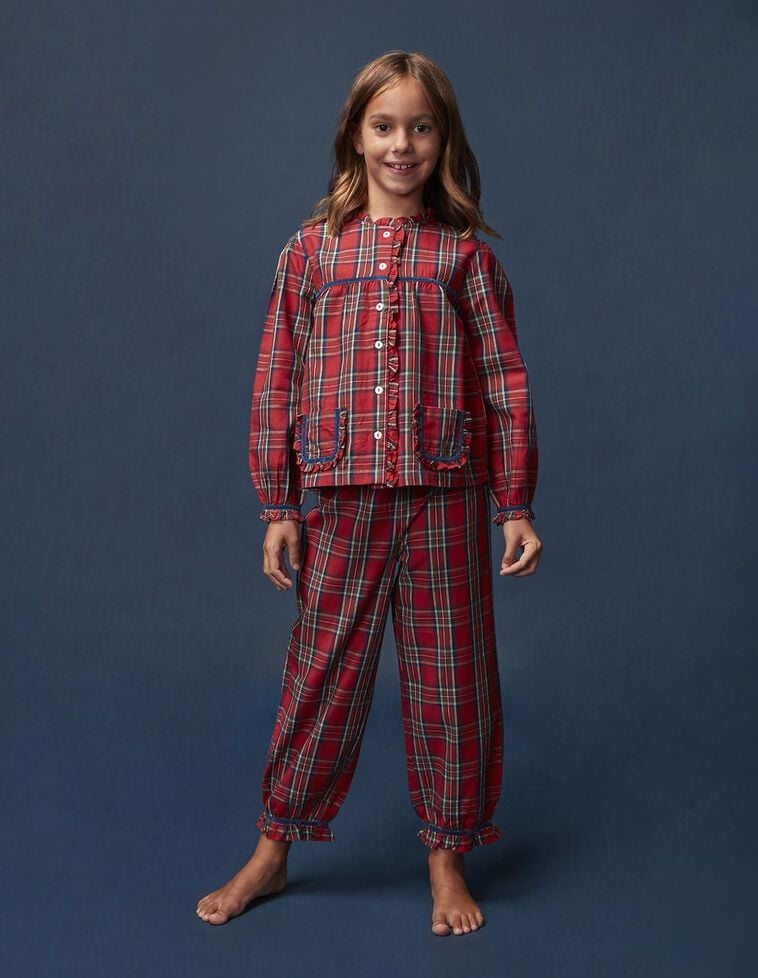 Pijama xadrez com detalhes em vermelho contrastante Pijama xadrez com detalhes em vermelho contrastante