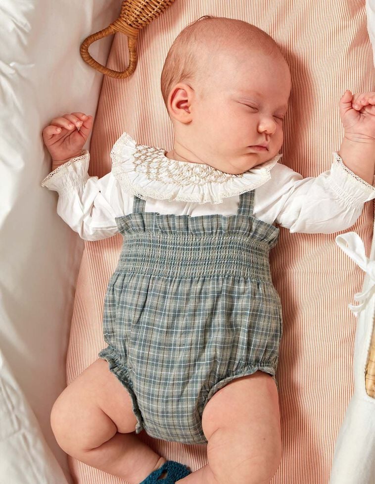 Pantaloncini a sbuffo a quadretti con bretelle verde