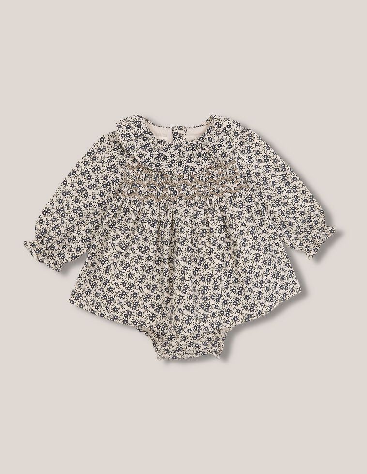 Robe à petites fleurs blanches