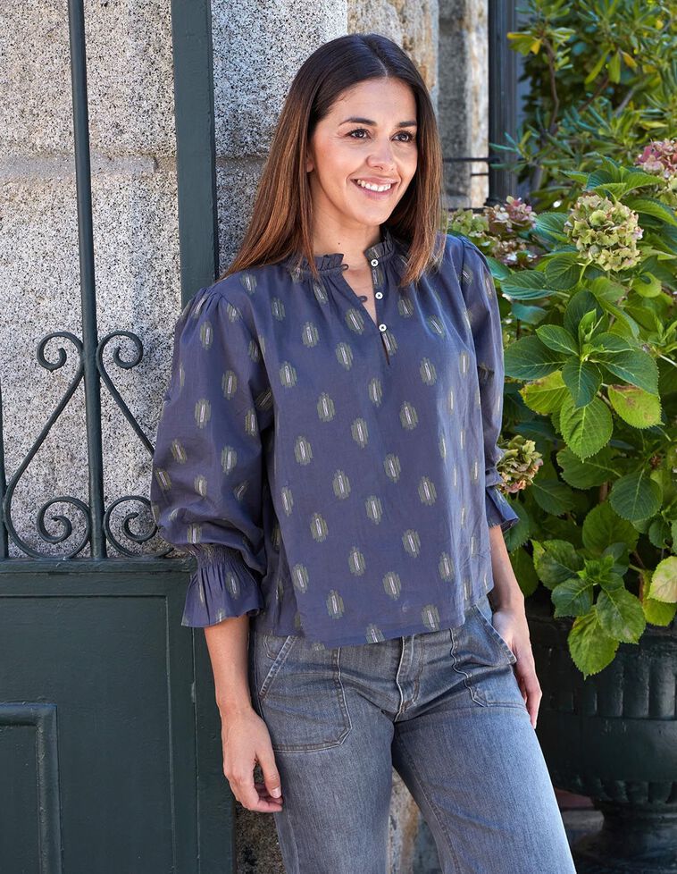 Blouse ikat grise à manches bouffantes