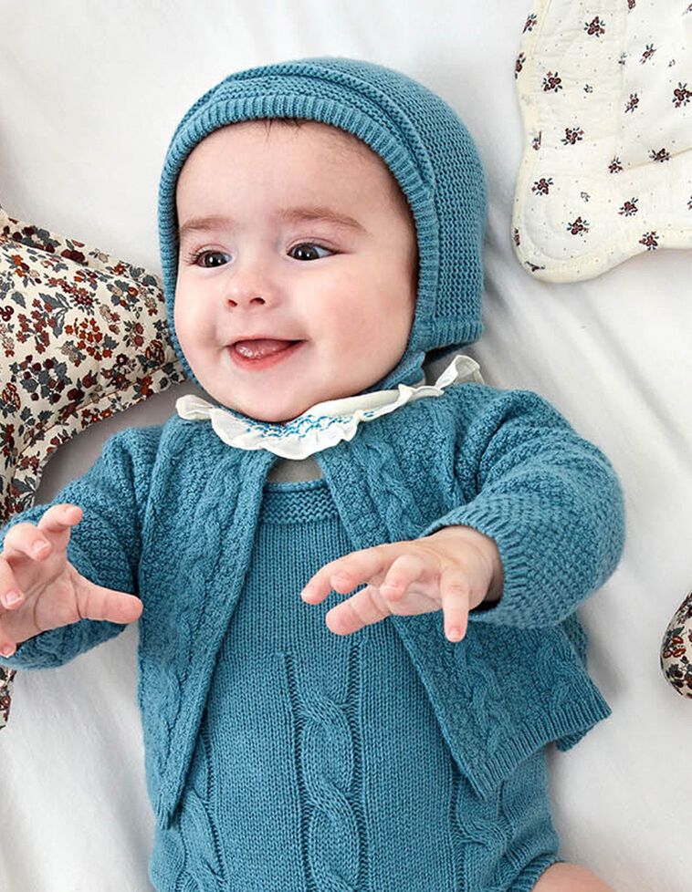 Bonnet type capuche en tricot point de riz bleu clair