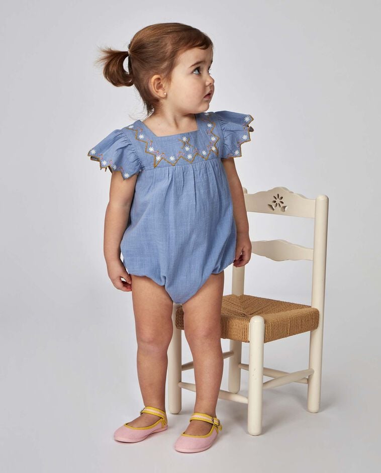 Babygrow com bordados azul claro