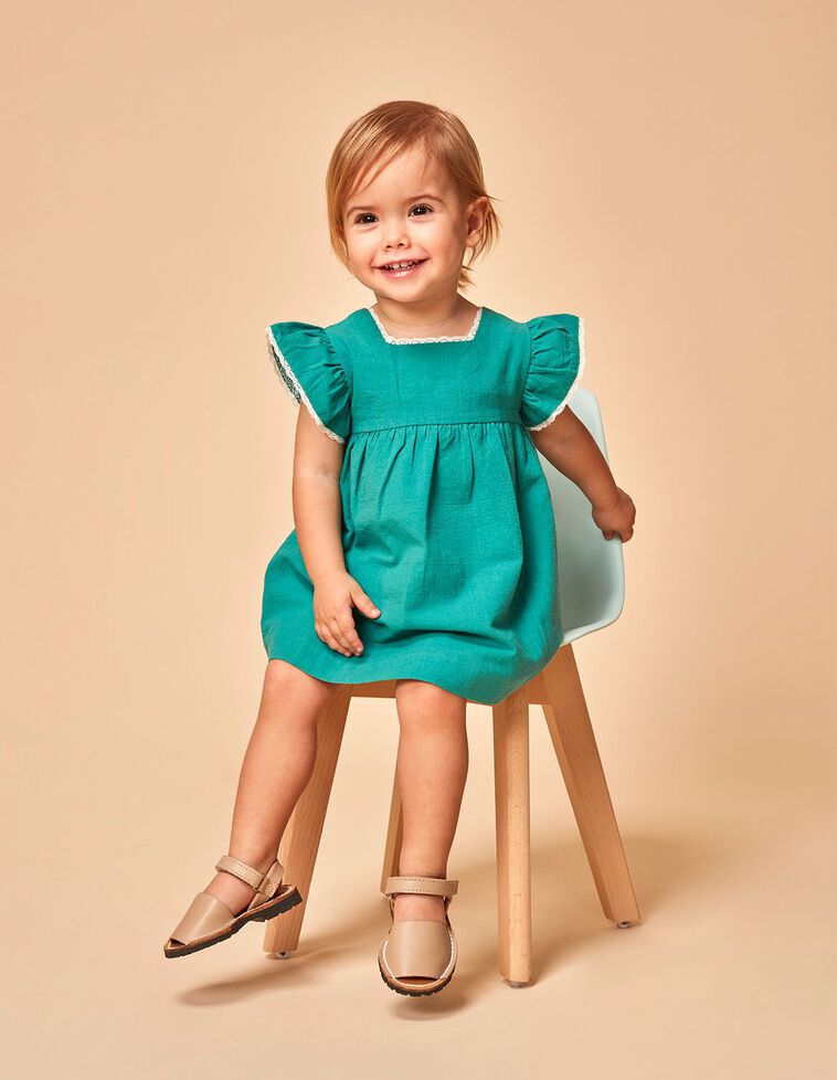 Vestido verde com fita bordada a contrastar  branca