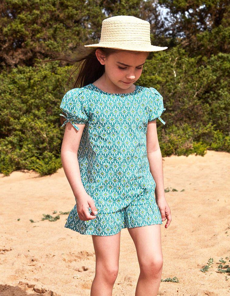 Chapeau avec ruban à fleurs bleues