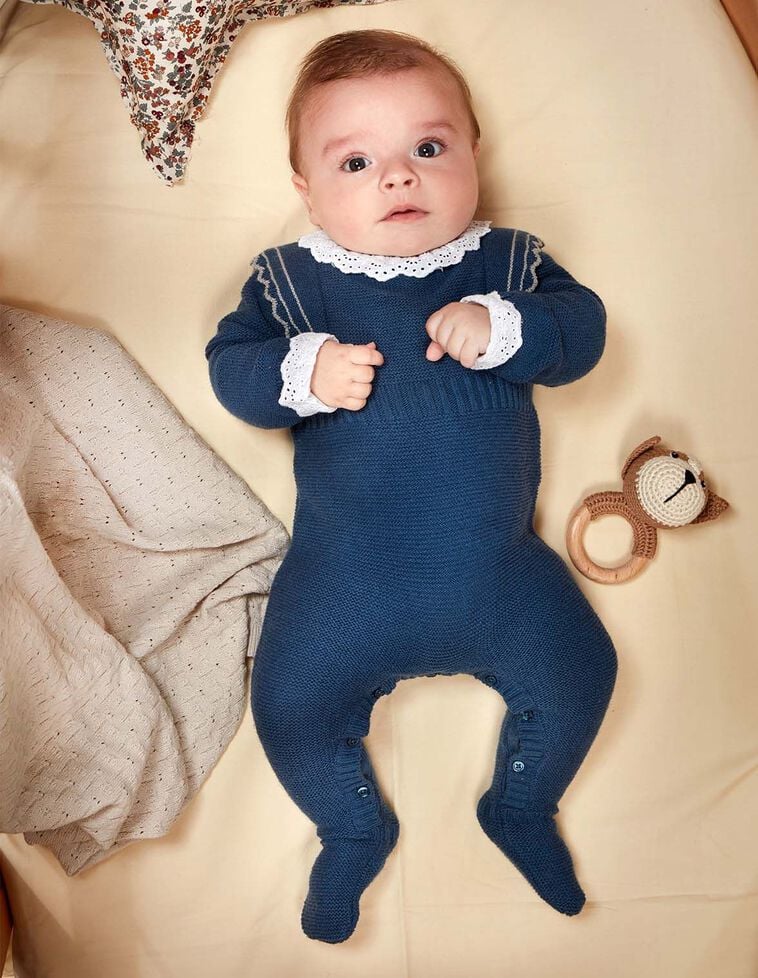 Grenouillère en tricot à volants bleu