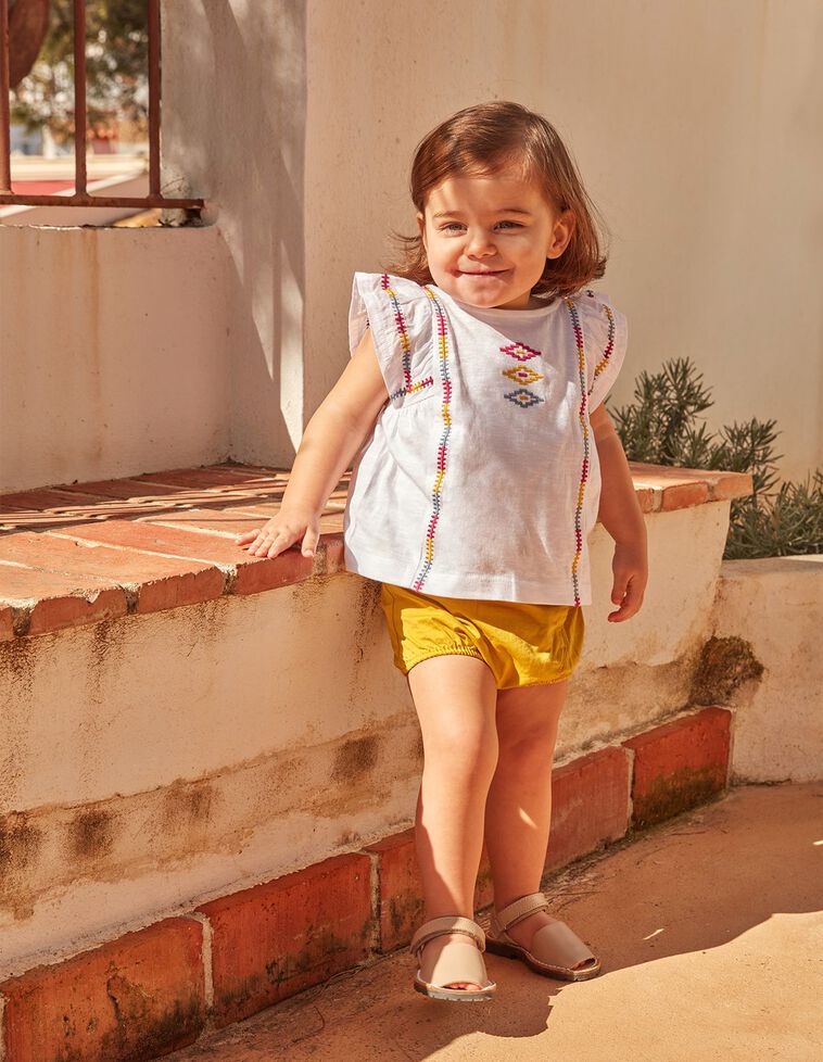 T-shirt com bordados  branca 