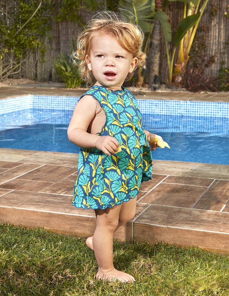 Vestido de flores com laço azul