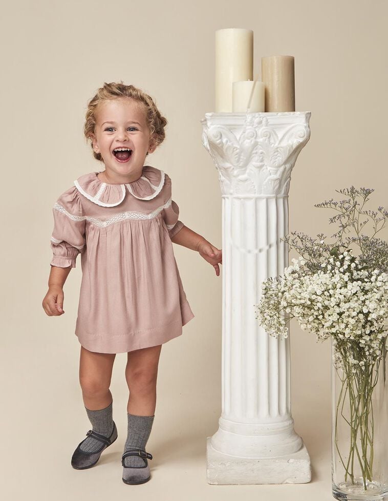 Robe à bretelles brodées lilas