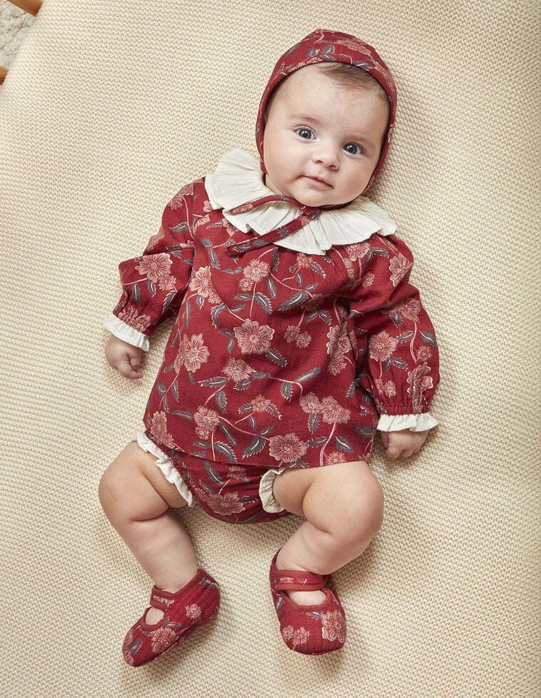 Vestito stampato con volant bordeaux