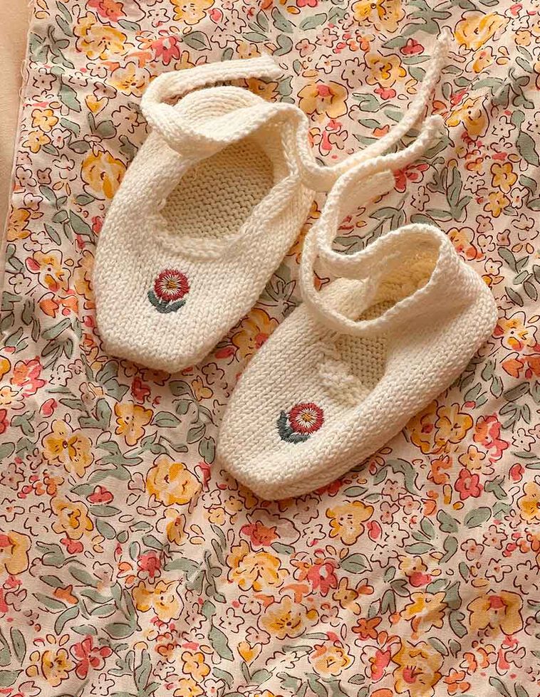 Chausson avec broderie écru