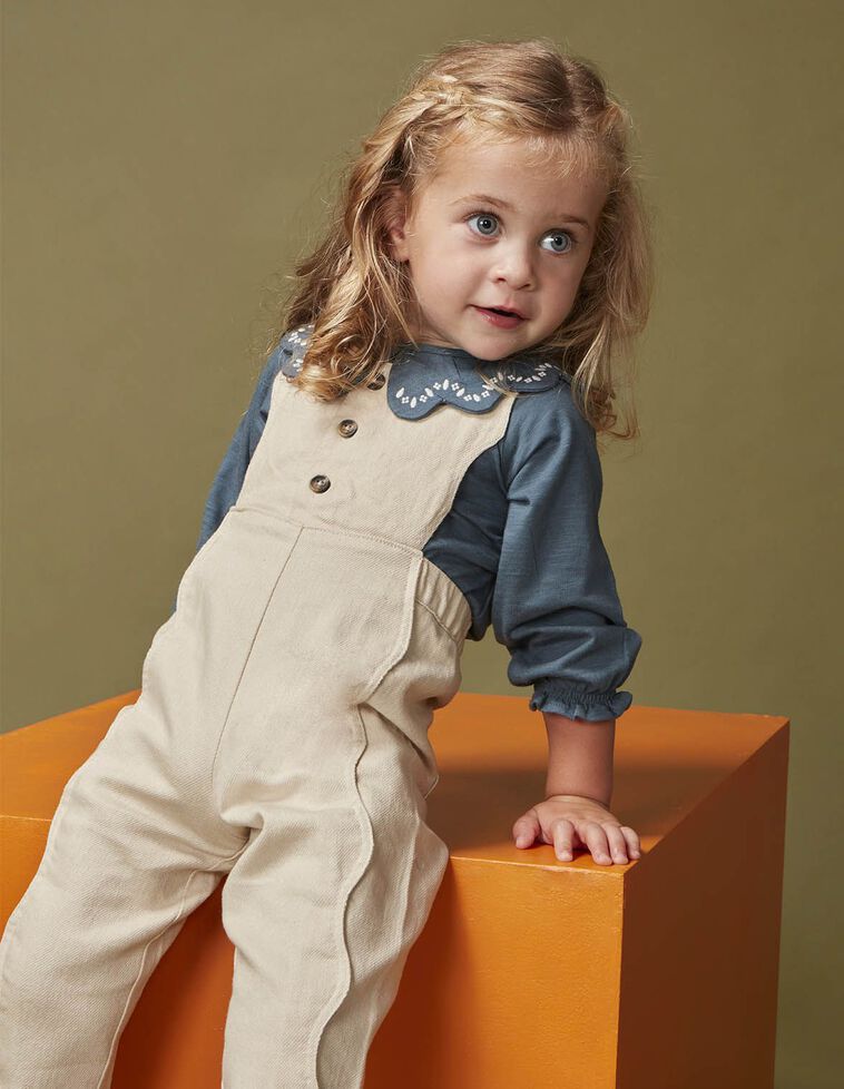 Salopette con cuciture ondulate pietra