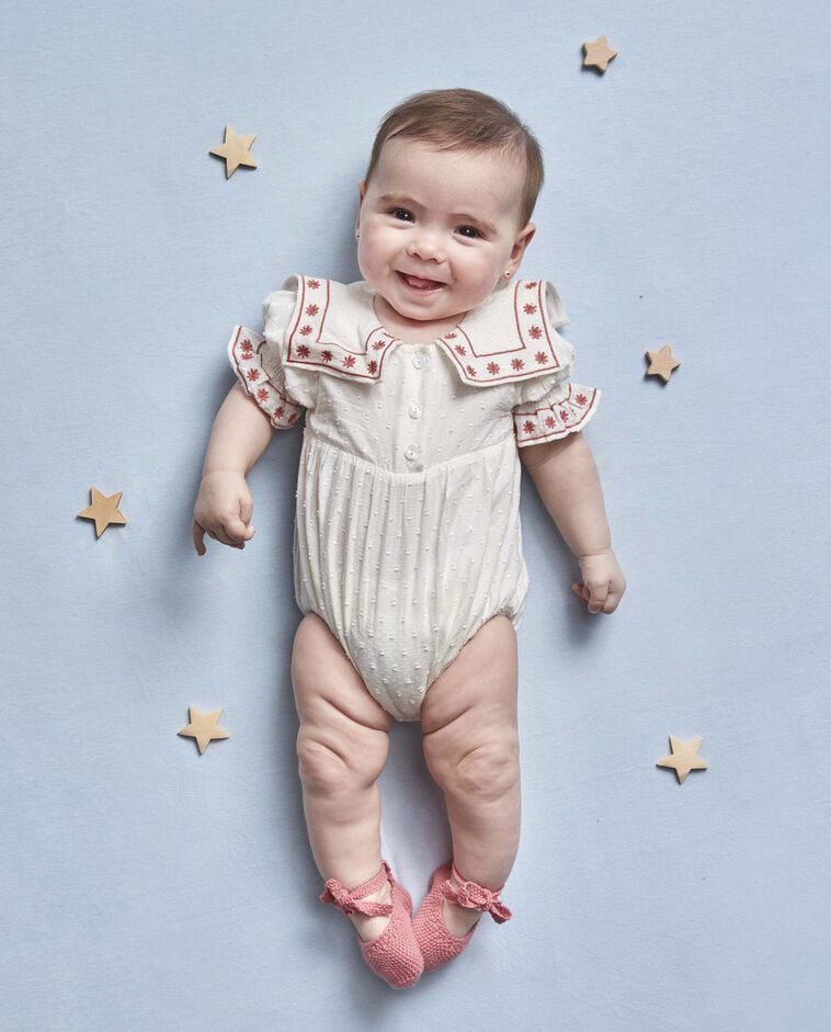 Babygrow com bordados a contraste branco/a