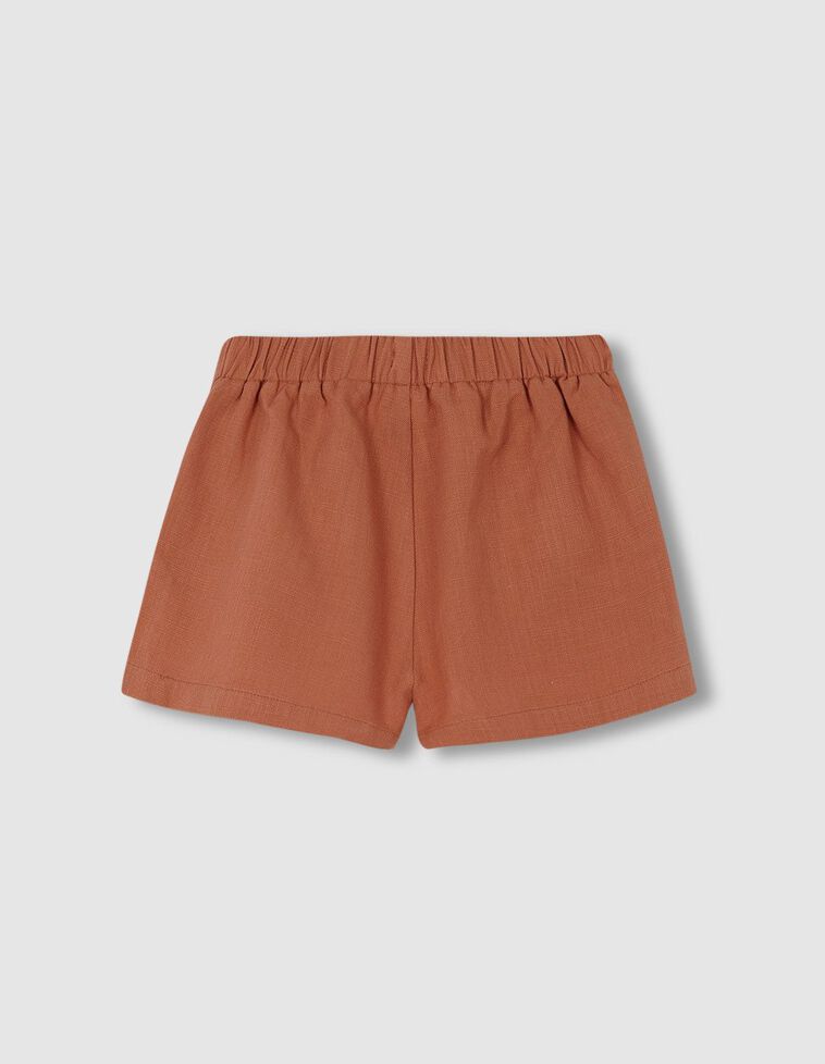 Shorts mit orangefarbenen Knöpfen