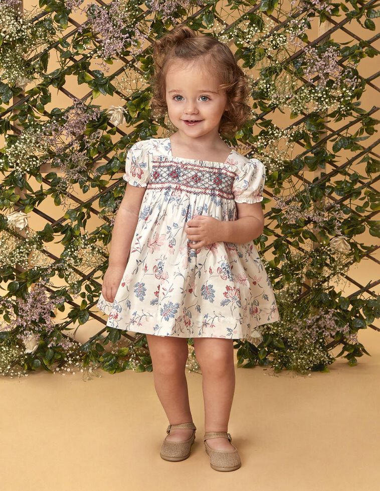 Robe blanche à fleurs avec nid d'abeille et manches courtes