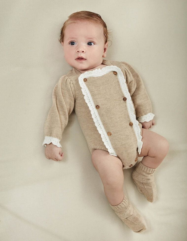 Barboteuse en tricot avec laine marron clair