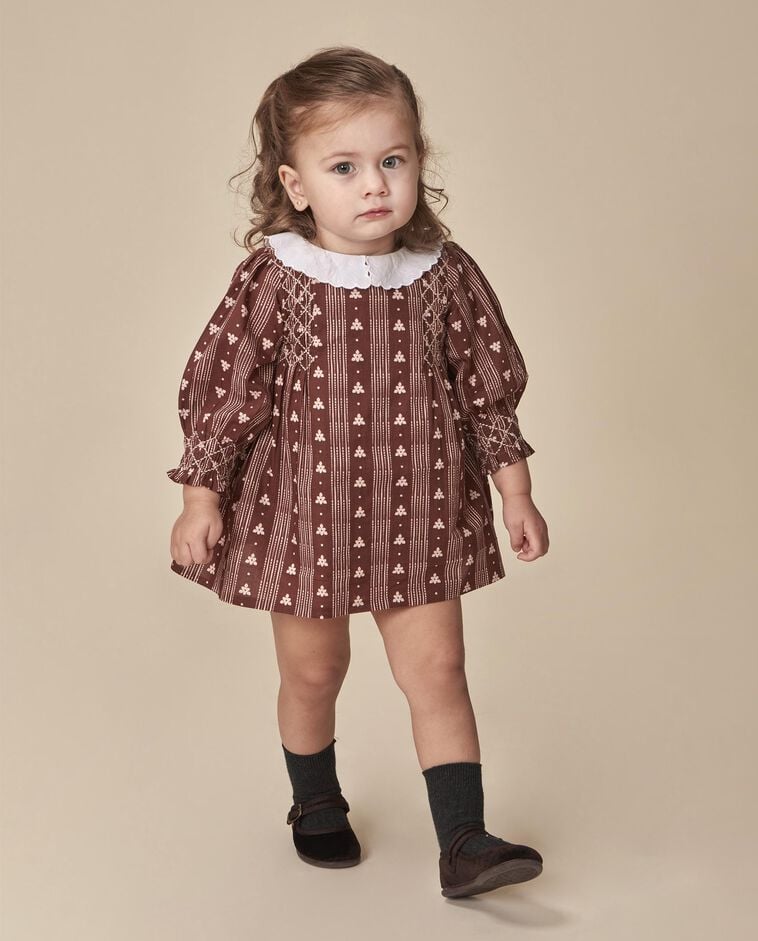 Braunes bedrucktes Kleid mit Smock Baby