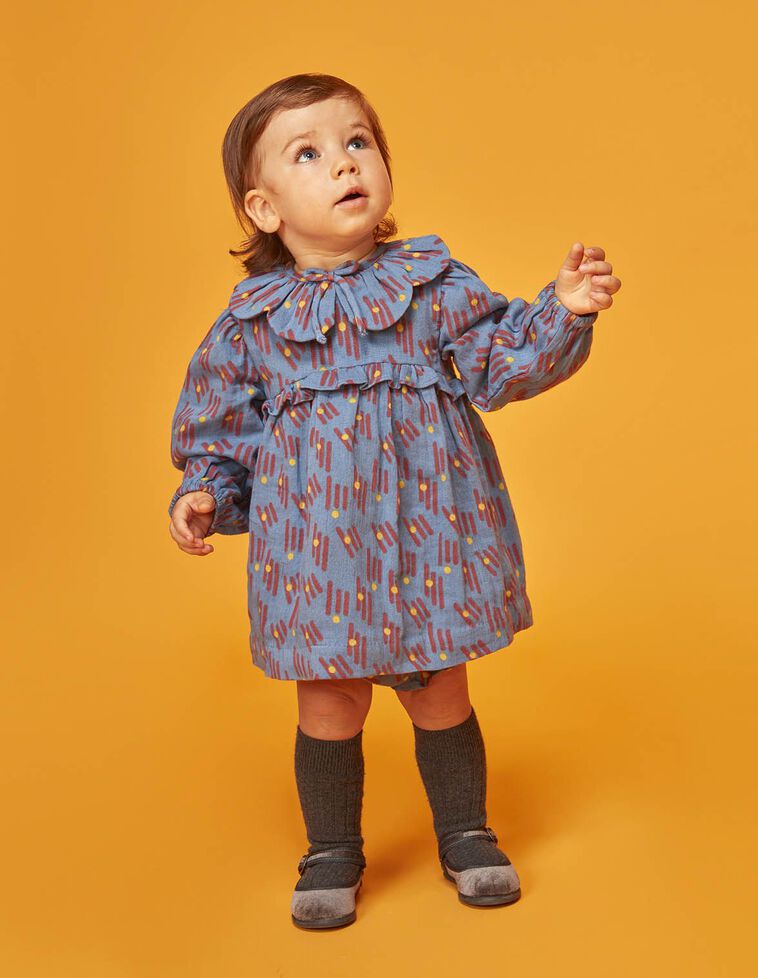 Vestido azul claro com estampa geométrica