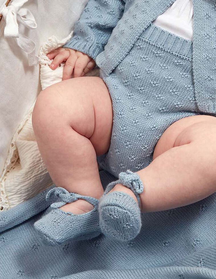 Botinhas de lã com orifícios azul claro