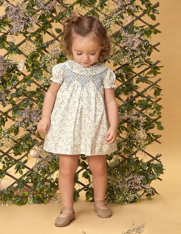 Robe fleurie avec nid d'abeille bleu
