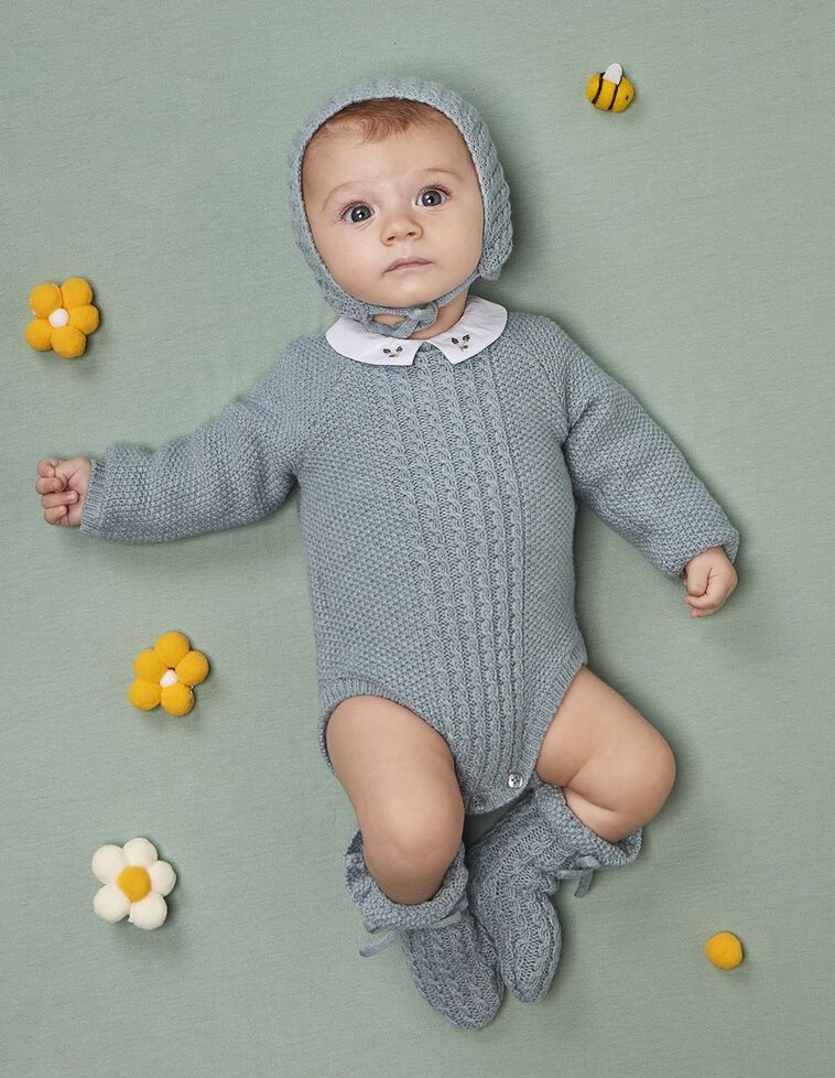 Barboteuse en tricot riz avec laine bleue