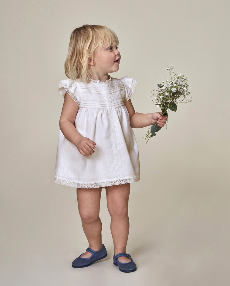 Robe en lin &agrave; bretelles brod&eacute;es blanche