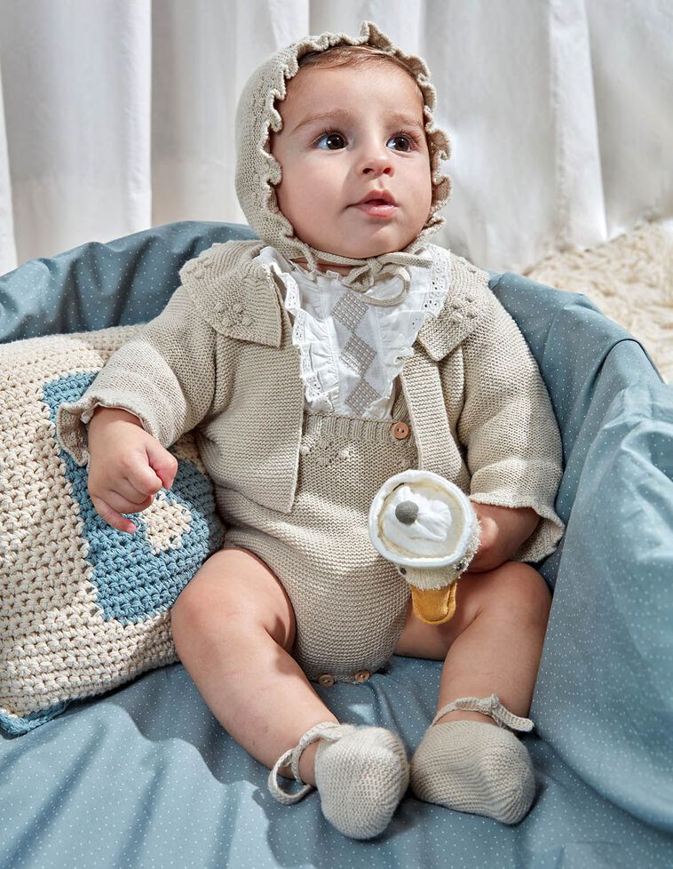 Barboteuse bretelles marron en tricot point mousse