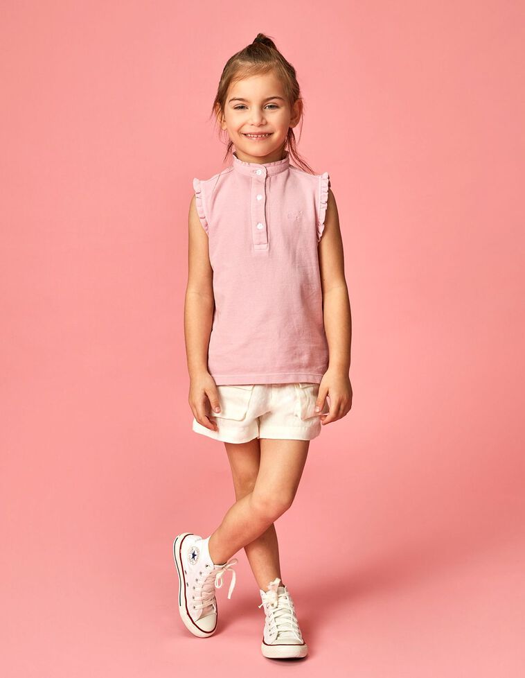 Pólo em piquê cor de rosa com folho na gola e nas costuras 