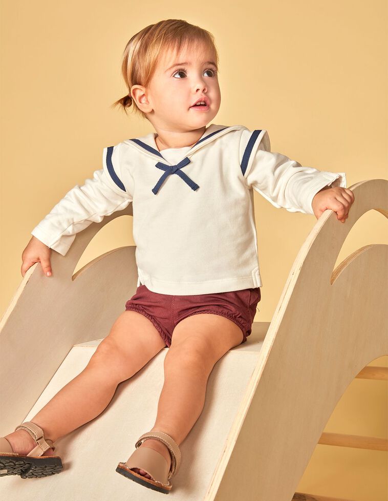 T-shirt de estilo marinheiro  esbranquiçada com detalhes  azul