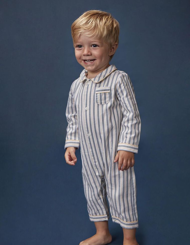 Gestreifter Pyjama mit kontrastierender Paspel, in Weiß